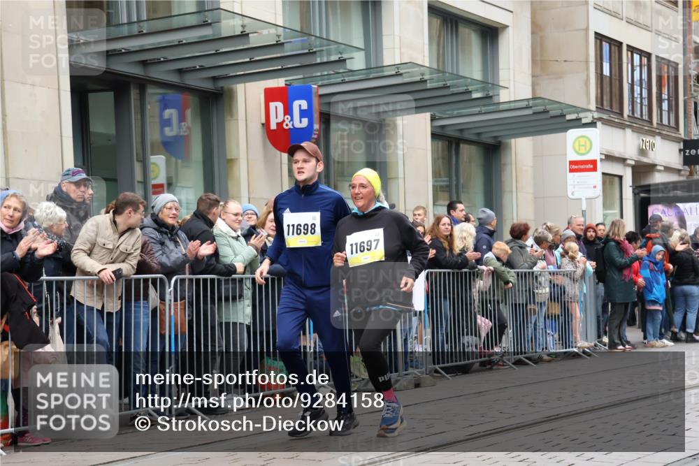 05.10.2025 - 20. swb-Marathon Bremen Strokosch-Dieckow http://msf.ph/oto/9284158 05.10.2025 11:26:27 Ziel 10153, 11697, 11698, 10153, 11697, 11698 meine-sportfotos.de