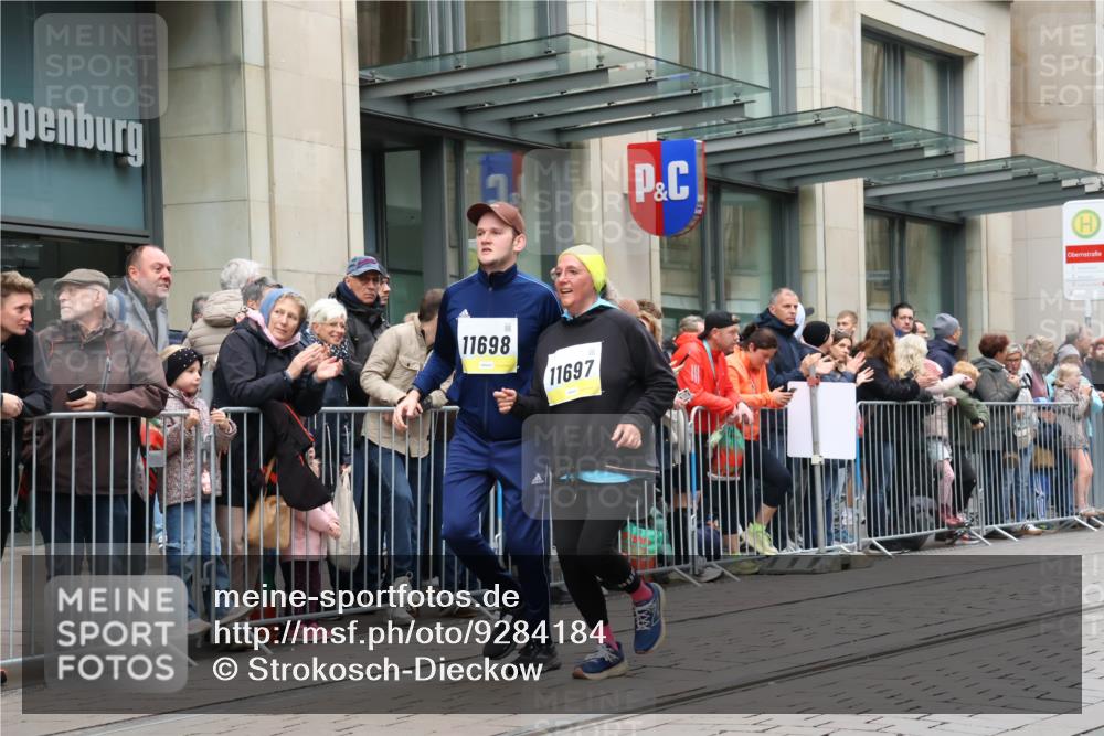 05.10.2025 - 20. swb-Marathon Bremen Strokosch-Dieckow http://msf.ph/oto/9284184 05.10.2025 11:26:27 Ziel 10153, 11697, 11698, 10153, 11697, 11698 meine-sportfotos.de