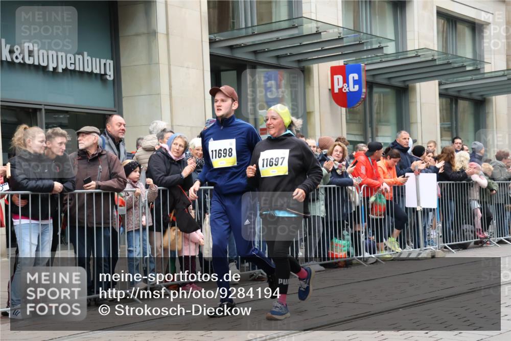 05.10.2025 - 20. swb-Marathon Bremen Strokosch-Dieckow http://msf.ph/oto/9284194 05.10.2025 11:26:28 Ziel 10153, 11697, 11698, 10153, 11697, 11698 meine-sportfotos.de