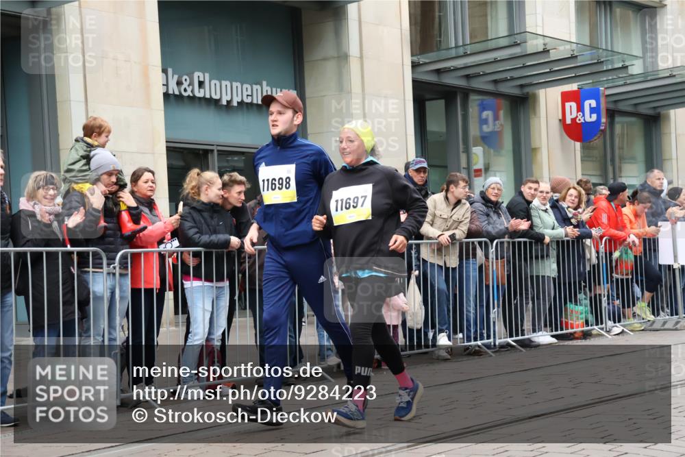 05.10.2025 - 20. swb-Marathon Bremen Strokosch-Dieckow http://msf.ph/oto/9284223 05.10.2025 11:26:28 Ziel 10153, 11697, 11698, 10153, 11697, 11698 meine-sportfotos.de
