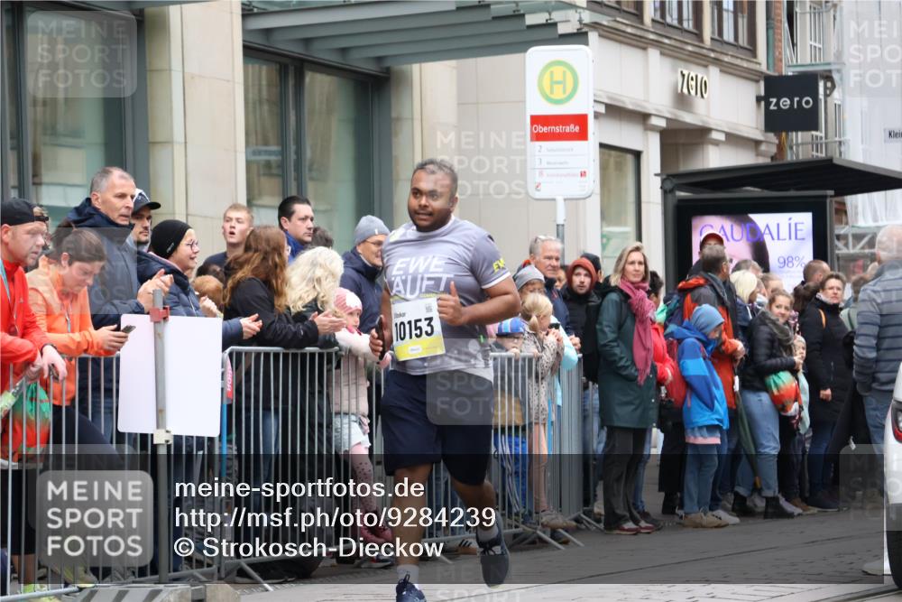 05.10.2025 - 20. swb-Marathon Bremen Strokosch-Dieckow http://msf.ph/oto/9284239 05.10.2025 11:26:31 Ziel 10153, 11697, 11698, 10153, 11697, 11698 meine-sportfotos.de