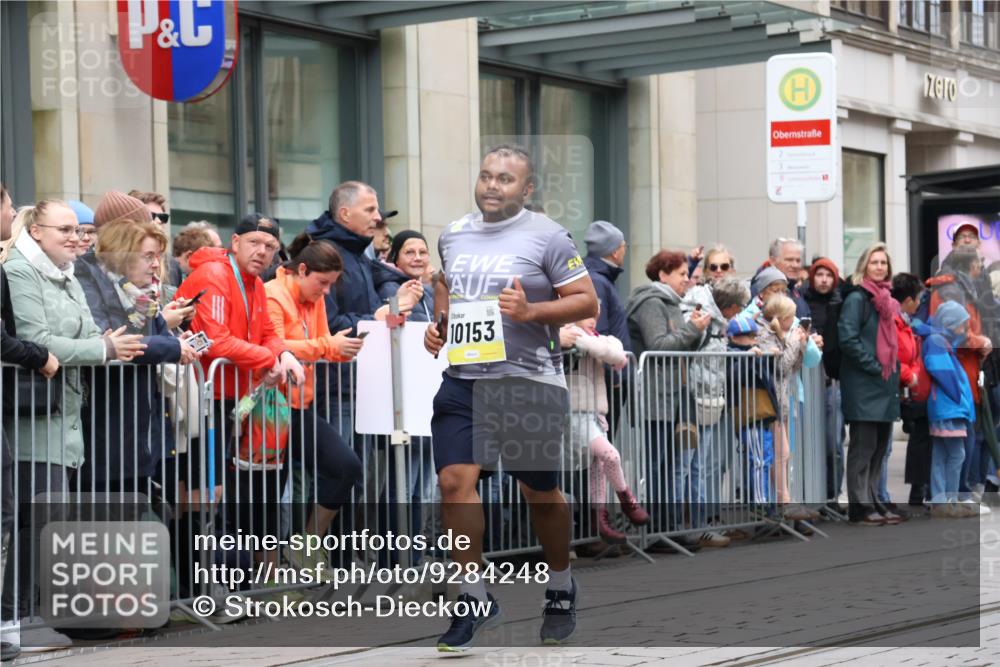 05.10.2025 - 20. swb-Marathon Bremen Strokosch-Dieckow http://msf.ph/oto/9284248 05.10.2025 11:26:32 Ziel 10153, 11697, 11698, 10153, 11697, 11698 meine-sportfotos.de