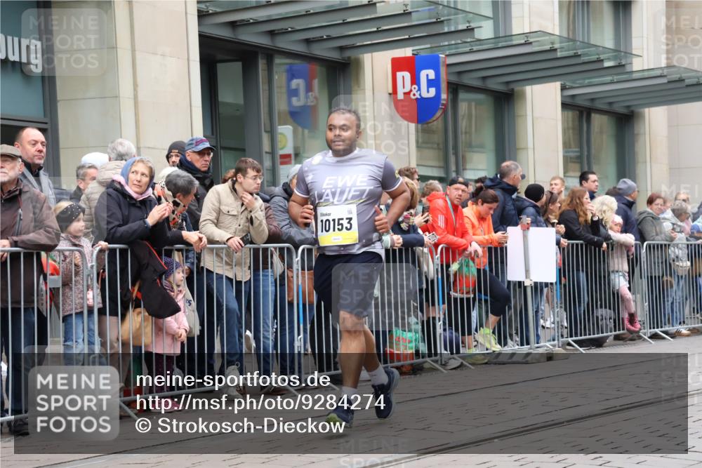 05.10.2025 - 20. swb-Marathon Bremen Strokosch-Dieckow http://msf.ph/oto/9284274 05.10.2025 11:26:33 Ziel 10153, 11697, 11698, 10153, 11697, 11698 meine-sportfotos.de