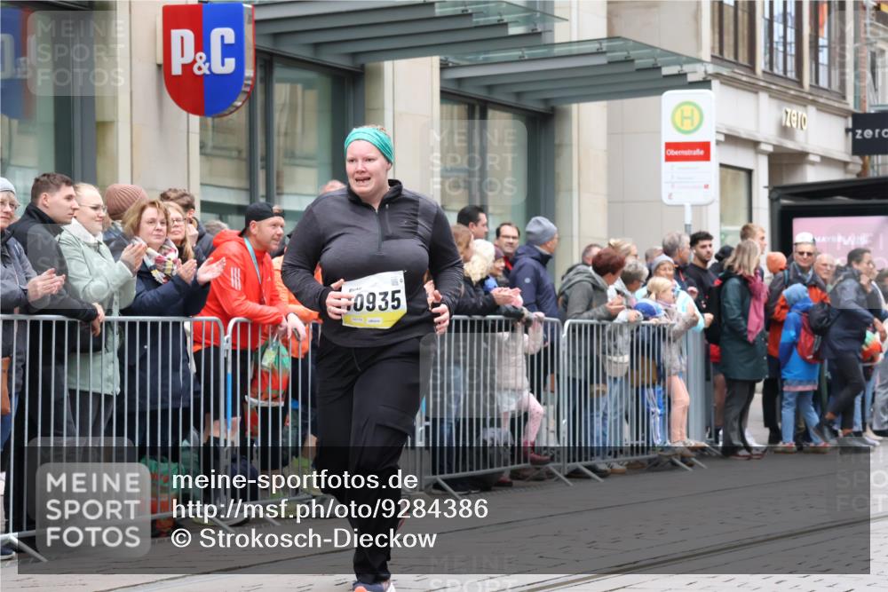 05.10.2025 - 20. swb-Marathon Bremen Strokosch-Dieckow http://msf.ph/oto/9284386 05.10.2025 11:27:00 Ziel  meine-sportfotos.de