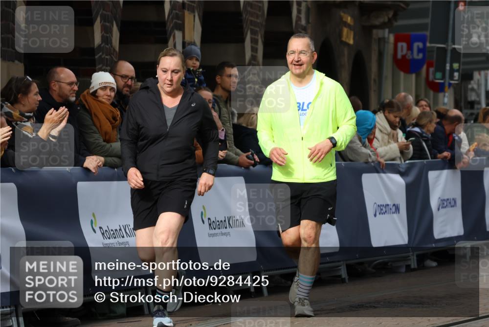 05.10.2025 - 20. swb-Marathon Bremen Strokosch-Dieckow http://msf.ph/oto/9284425 05.10.2025 11:17:37 Ziel 9869, 10312, 10465 meine-sportfotos.de