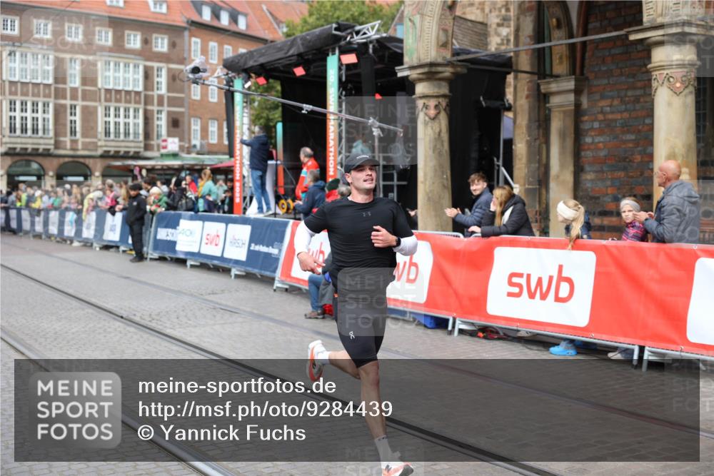 05.10.2025 - 20. swb-Marathon Bremen Yannick Fuchs http://msf.ph/oto/9284439 05.10.2025 13:02:14 Ziel 4988 meine-sportfotos.de
