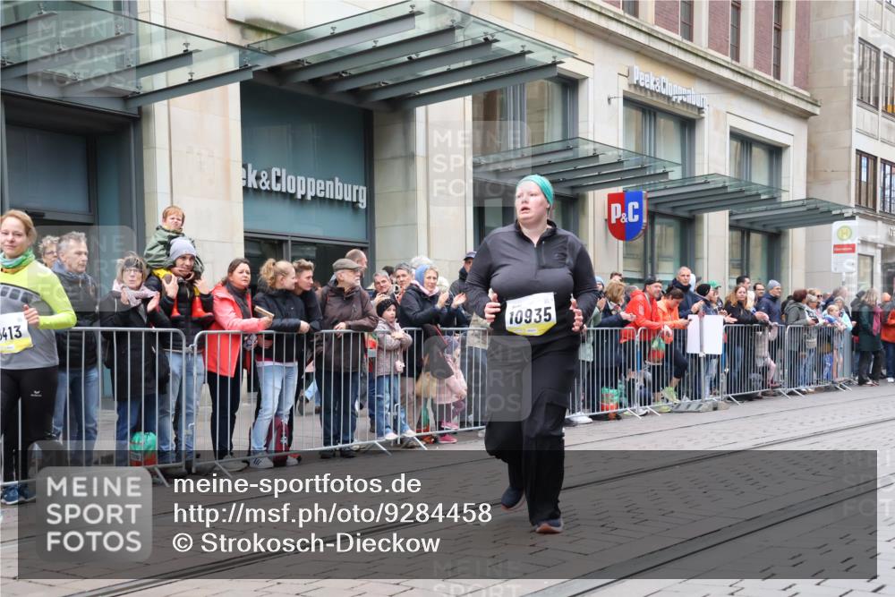 05.10.2025 - 20. swb-Marathon Bremen Strokosch-Dieckow http://msf.ph/oto/9284458 05.10.2025 11:27:02 Ziel 10935, 10935 meine-sportfotos.de