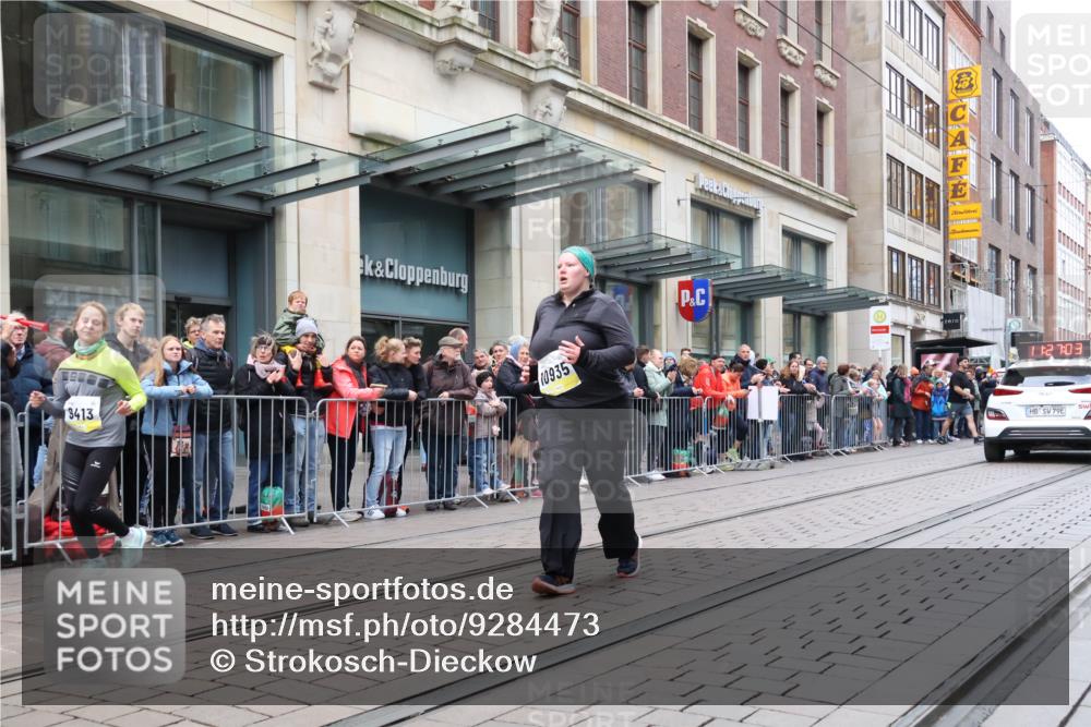 05.10.2025 - 20. swb-Marathon Bremen Strokosch-Dieckow http://msf.ph/oto/9284473 05.10.2025 11:27:02 Ziel 10935, 10935 meine-sportfotos.de