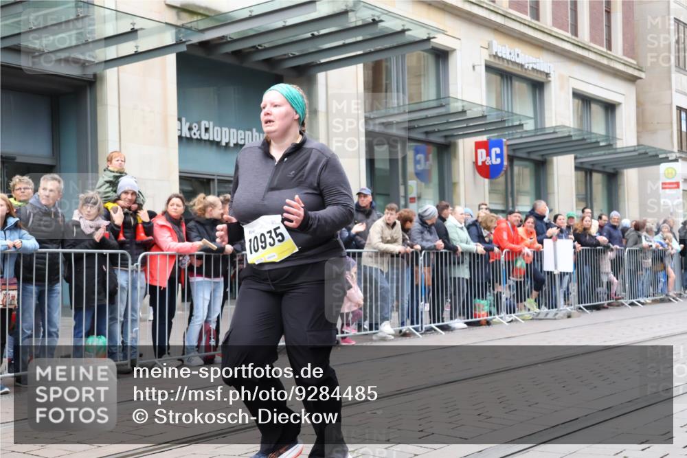 05.10.2025 - 20. swb-Marathon Bremen Strokosch-Dieckow http://msf.ph/oto/9284485 05.10.2025 11:27:03 Ziel 10935, 10935 meine-sportfotos.de