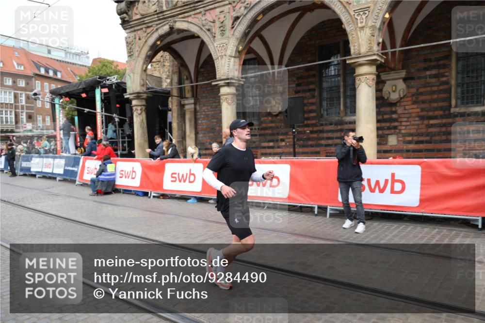 05.10.2025 - 20. swb-Marathon Bremen Yannick Fuchs http://msf.ph/oto/9284490 05.10.2025 13:02:15 Ziel 4988 meine-sportfotos.de