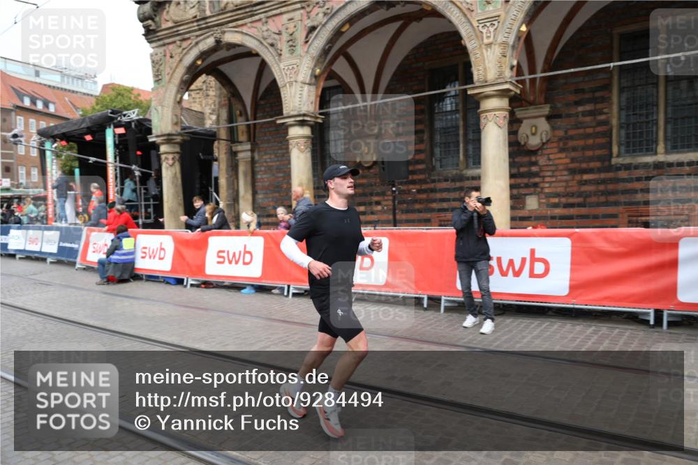 05.10.2025 - 20. swb-Marathon Bremen Yannick Fuchs http://msf.ph/oto/9284494 05.10.2025 13:02:15 Ziel 4988 meine-sportfotos.de