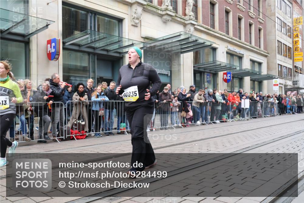 05.10.2025 - 20. swb-Marathon Bremen Strokosch-Dieckow http://msf.ph/oto/9284499 05.10.2025 11:27:03 Ziel 10935, 10935 meine-sportfotos.de