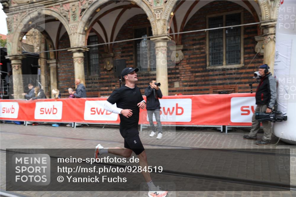 05.10.2025 - 20. swb-Marathon Bremen Yannick Fuchs http://msf.ph/oto/9284519 05.10.2025 13:02:15 Ziel 4988 meine-sportfotos.de