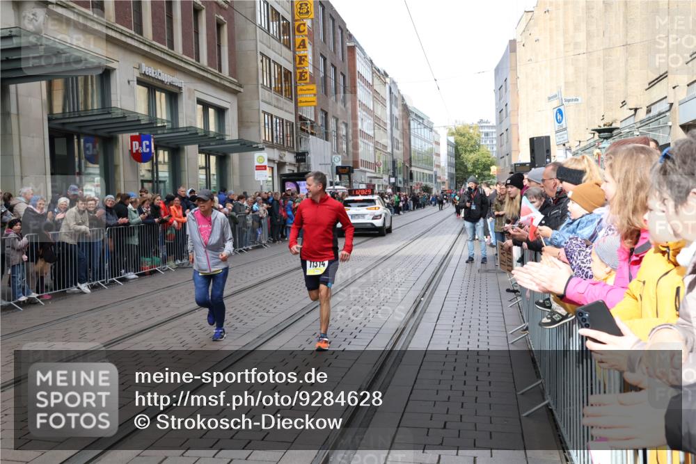 05.10.2025 - 20. swb-Marathon Bremen Strokosch-Dieckow http://msf.ph/oto/9284628 05.10.2025 11:28:28 Ziel 10579, 11313, 11314, 10579, 11313, 11314 meine-sportfotos.de