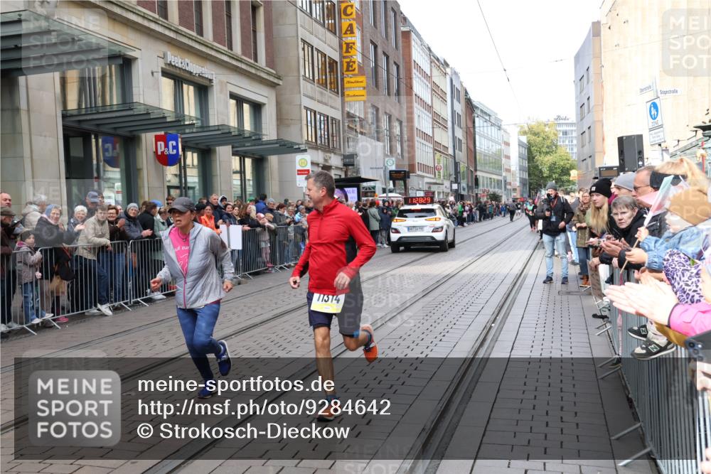 05.10.2025 - 20. swb-Marathon Bremen Strokosch-Dieckow http://msf.ph/oto/9284642 05.10.2025 11:28:28 Ziel 10579, 11313, 11314, 10579, 11313, 11314 meine-sportfotos.de