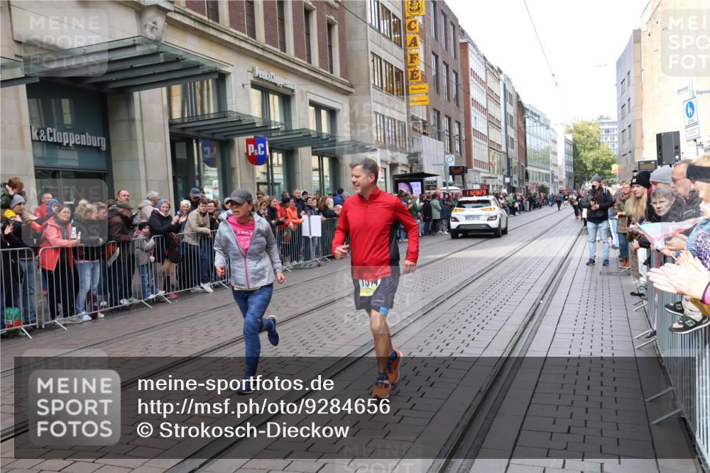 05.10.2025 - 20. swb-Marathon Bremen Strokosch-Dieckow http://msf.ph/oto/9284656 05.10.2025 11:28:28 Ziel 10579, 11313, 11314, 10579, 11313, 11314 meine-sportfotos.de