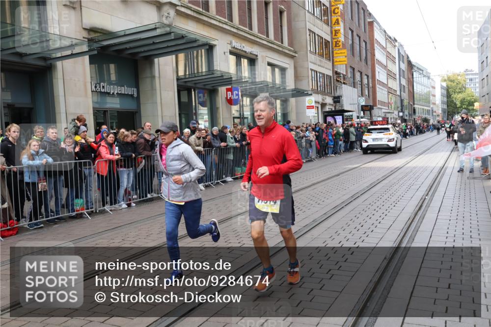 05.10.2025 - 20. swb-Marathon Bremen Strokosch-Dieckow http://msf.ph/oto/9284674 05.10.2025 11:28:28 Ziel 10579, 11313, 11314, 10579, 11313, 11314 meine-sportfotos.de