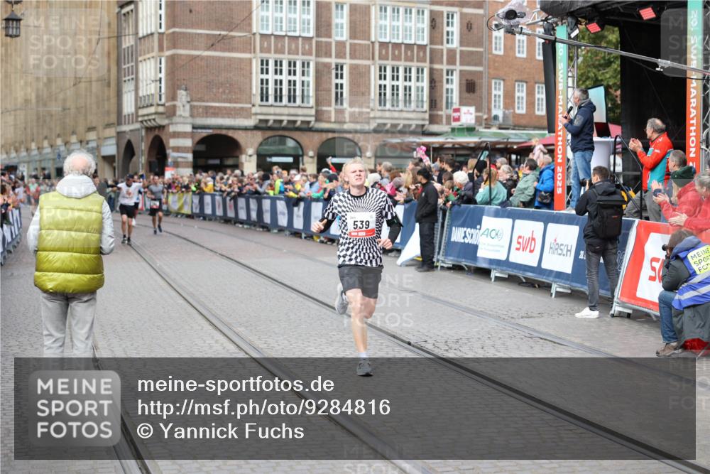 05.10.2025 - 20. swb-Marathon Bremen Yannick Fuchs http://msf.ph/oto/9284816 05.10.2025 13:02:53 Ziel 539, 3054, 4274 meine-sportfotos.de