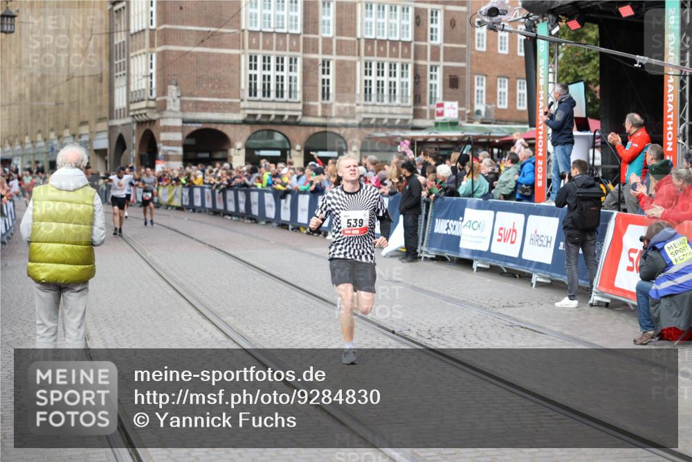 05.10.2025 - 20. swb-Marathon Bremen Yannick Fuchs http://msf.ph/oto/9284830 05.10.2025 13:02:53 Ziel 539, 3054, 4274 meine-sportfotos.de