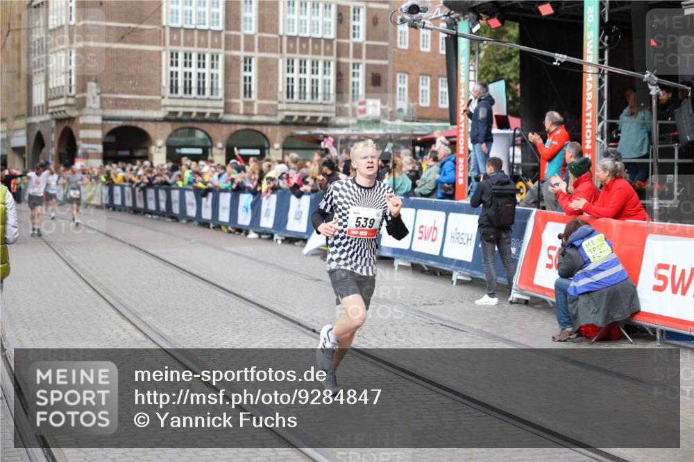 05.10.2025 - 20. swb-Marathon Bremen Yannick Fuchs http://msf.ph/oto/9284847 05.10.2025 13:02:53 Ziel 539, 3054, 4274 meine-sportfotos.de