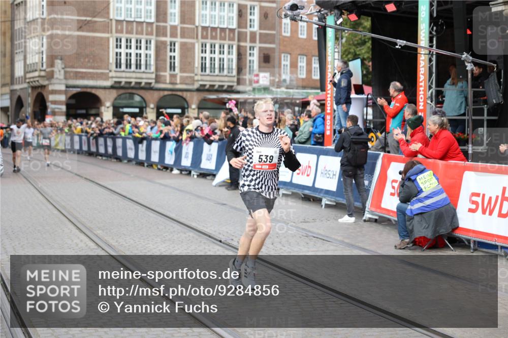 05.10.2025 - 20. swb-Marathon Bremen Yannick Fuchs http://msf.ph/oto/9284856 05.10.2025 13:02:54 Ziel 539, 3054, 4274 meine-sportfotos.de