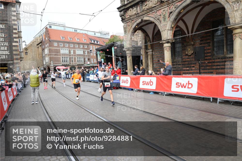 05.10.2025 - 20. swb-Marathon Bremen Yannick Fuchs http://msf.ph/oto/9284881 05.10.2025 13:03:01 Ziel 288, 539, 2585, 3381 meine-sportfotos.de