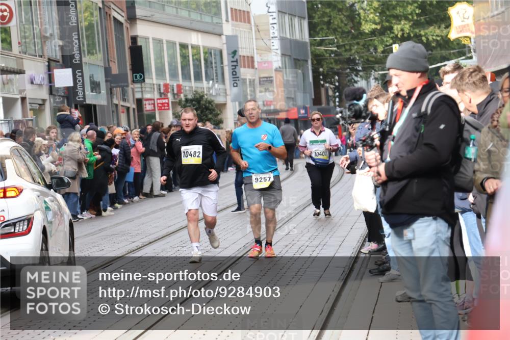 05.10.2025 - 20. swb-Marathon Bremen Strokosch-Dieckow http://msf.ph/oto/9284903 05.10.2025 11:28:48 Ziel 7174, 9257, 9559, 7174, 9257, 9559 meine-sportfotos.de