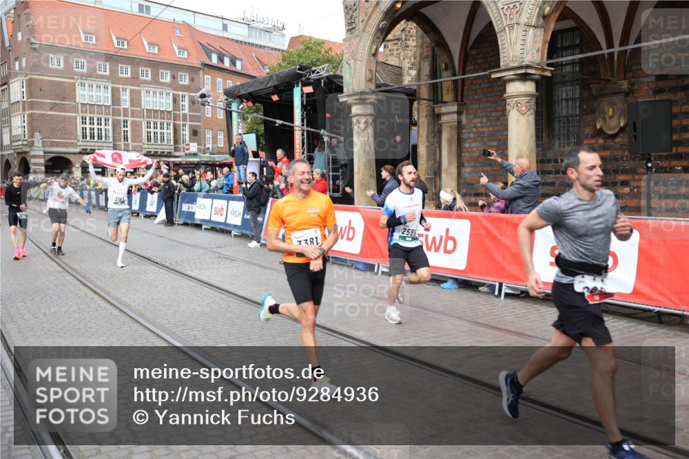 05.10.2025 - 20. swb-Marathon Bremen Yannick Fuchs http://msf.ph/oto/9284936 05.10.2025 13:03:03 Ziel 288, 539, 2585, 3197, 3381 meine-sportfotos.de