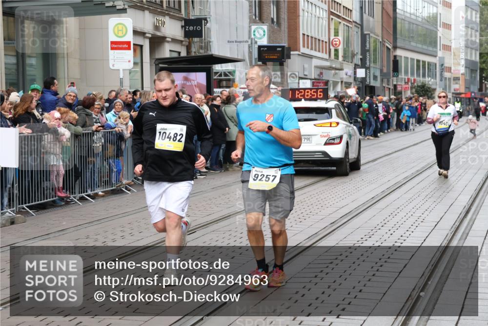 05.10.2025 - 20. swb-Marathon Bremen Strokosch-Dieckow http://msf.ph/oto/9284963 05.10.2025 11:28:56 Ziel 7174, 9257, 9559, 10482, 7174, 9257, 9559, 10482 meine-sportfotos.de