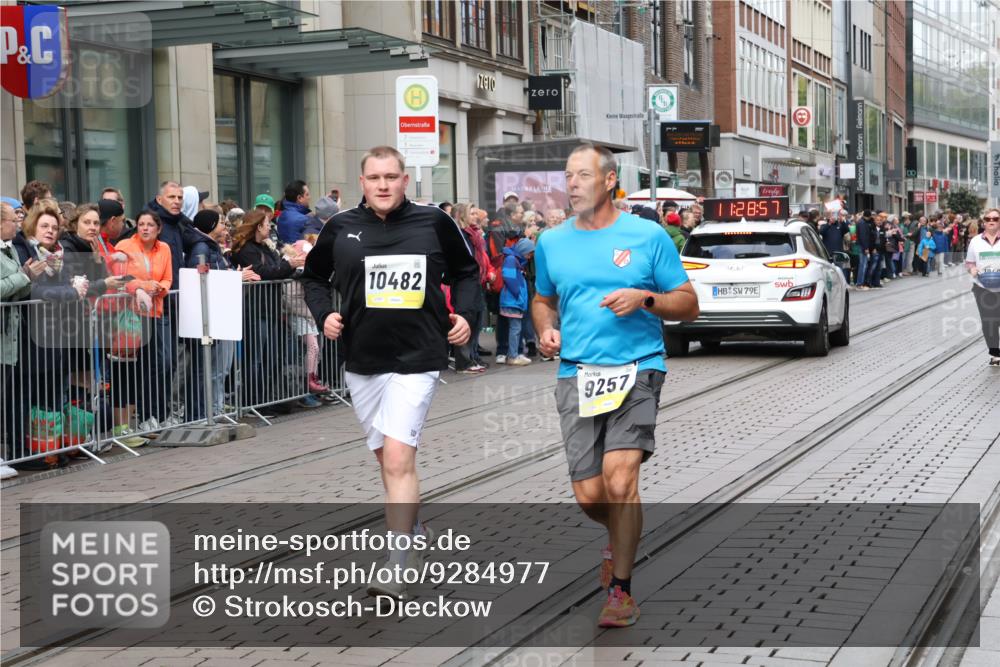 05.10.2025 - 20. swb-Marathon Bremen Strokosch-Dieckow http://msf.ph/oto/9284977 05.10.2025 11:28:56 Ziel 7174, 9257, 9559, 10482, 7174, 9257, 9559, 10482 meine-sportfotos.de