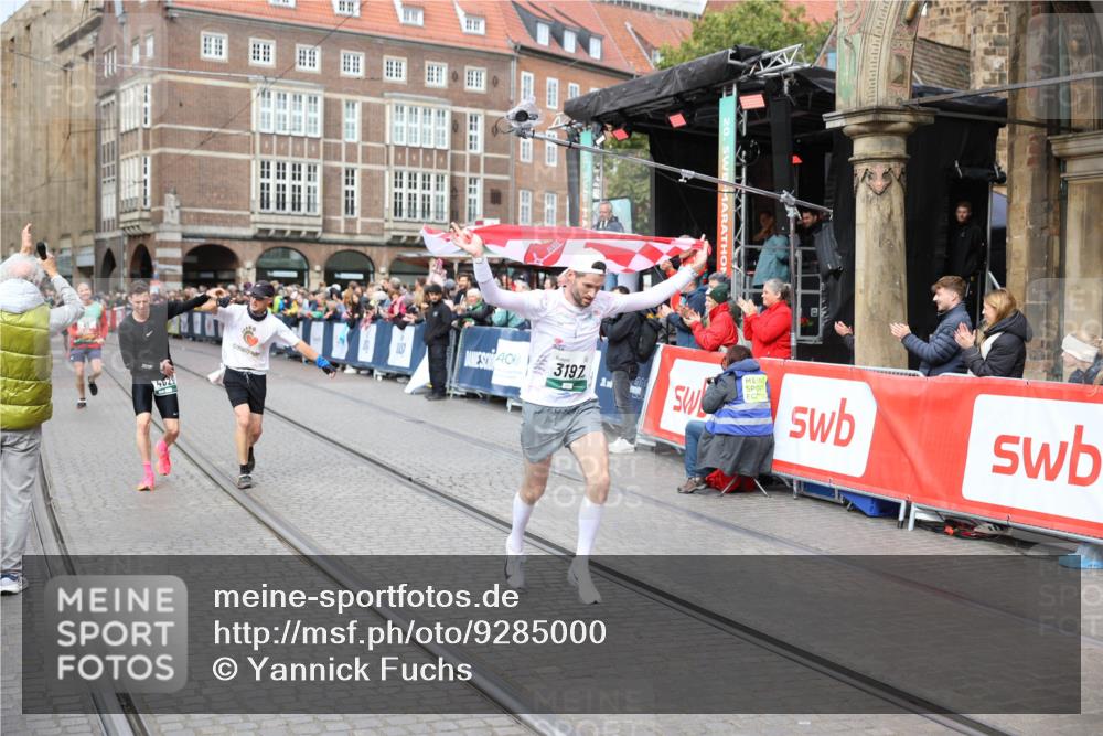 05.10.2025 - 20. swb-Marathon Bremen Yannick Fuchs http://msf.ph/oto/9285000 05.10.2025 13:03:04 Ziel 288, 2585, 3197, 3381 meine-sportfotos.de