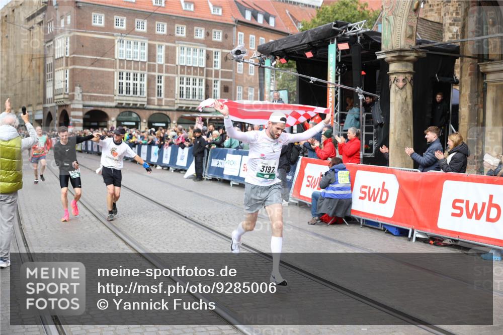 05.10.2025 - 20. swb-Marathon Bremen Yannick Fuchs http://msf.ph/oto/9285006 05.10.2025 13:03:04 Ziel 288, 2585, 3197, 3381 meine-sportfotos.de