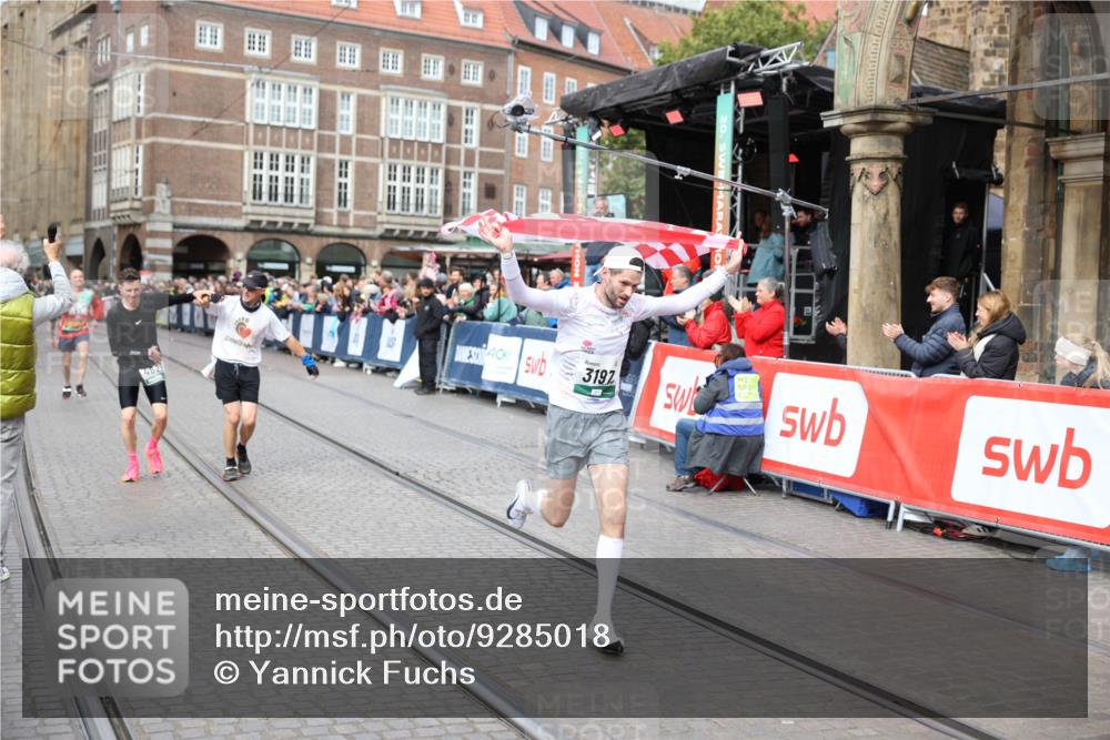 05.10.2025 - 20. swb-Marathon Bremen Yannick Fuchs http://msf.ph/oto/9285018 05.10.2025 13:03:04 Ziel 288, 2585, 3197, 3381 meine-sportfotos.de