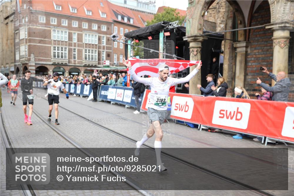 05.10.2025 - 20. swb-Marathon Bremen Yannick Fuchs http://msf.ph/oto/9285021 05.10.2025 13:03:04 Ziel 288, 2585, 3197, 3381 meine-sportfotos.de