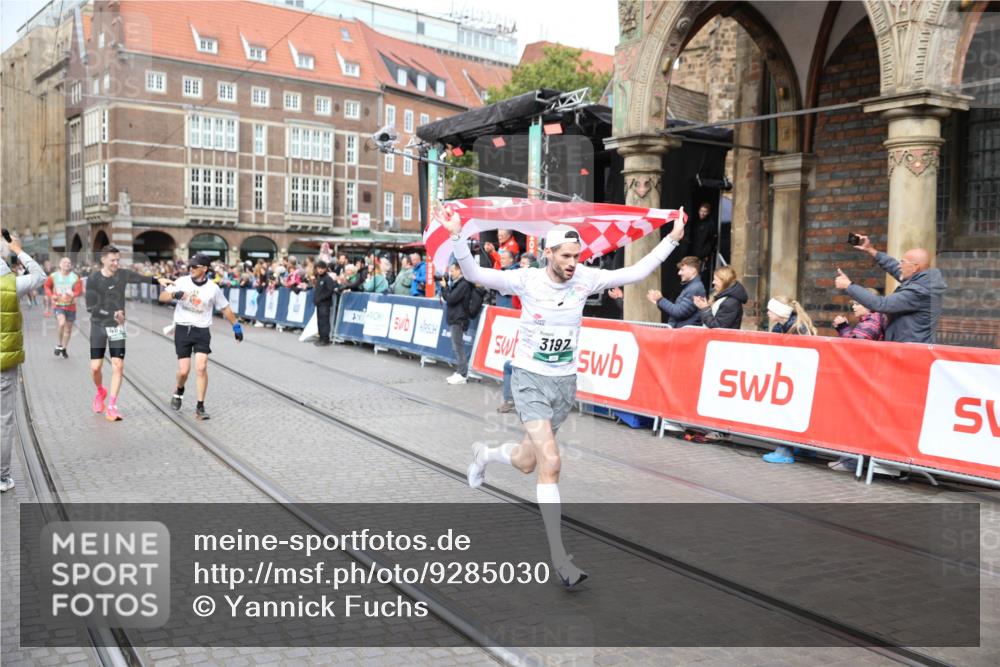 05.10.2025 - 20. swb-Marathon Bremen Yannick Fuchs http://msf.ph/oto/9285030 05.10.2025 13:03:04 Ziel 288, 2585, 3197, 3381 meine-sportfotos.de