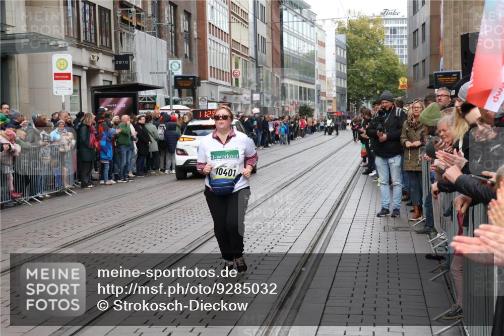 05.10.2025 - 20. swb-Marathon Bremen Strokosch-Dieckow http://msf.ph/oto/9285032 05.10.2025 11:29:02 Ziel 9257, 9559, 10401, 10482, 9257, 9559, 10401, 10482 meine-sportfotos.de