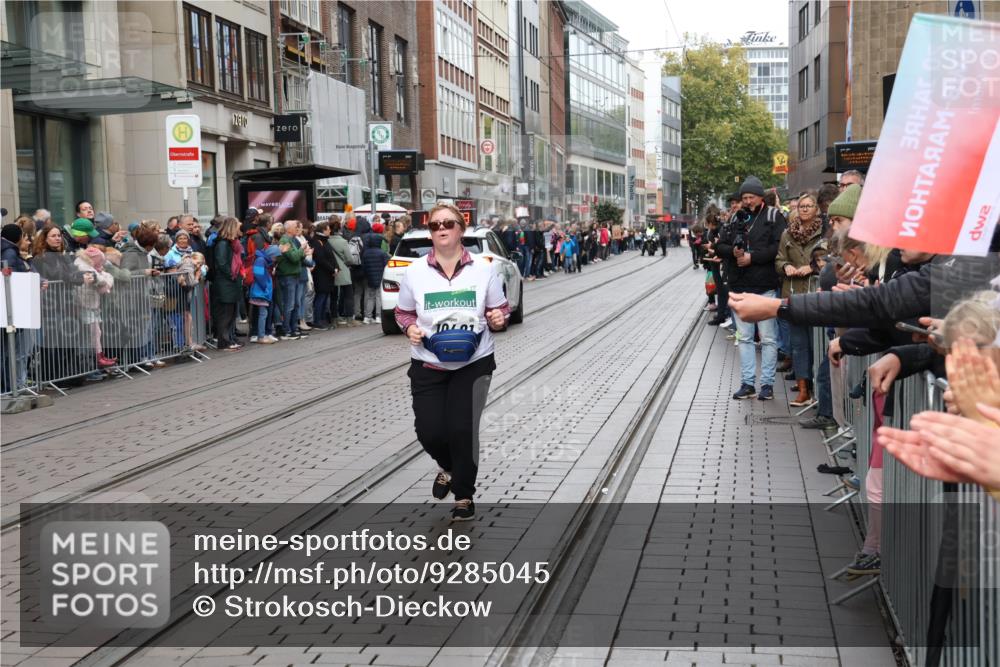 05.10.2025 - 20. swb-Marathon Bremen Strokosch-Dieckow http://msf.ph/oto/9285045 05.10.2025 11:29:03 Ziel 9257, 9559, 10401, 10482, 9257, 9559, 10401, 10482 meine-sportfotos.de