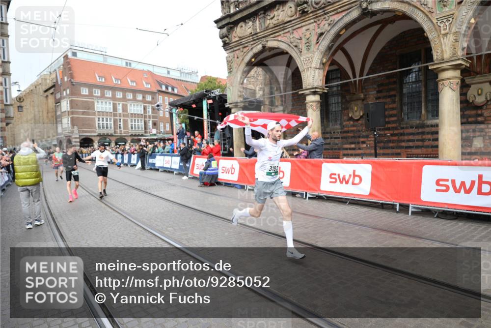 05.10.2025 - 20. swb-Marathon Bremen Yannick Fuchs http://msf.ph/oto/9285052 05.10.2025 13:03:04 Ziel 288, 2585, 3197, 3381 meine-sportfotos.de