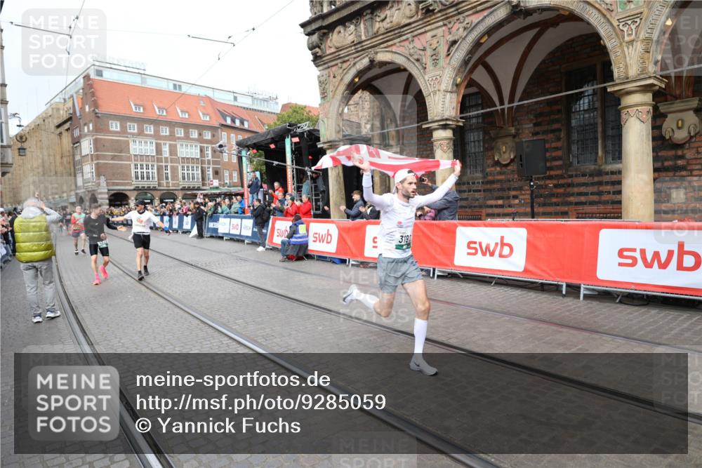 05.10.2025 - 20. swb-Marathon Bremen Yannick Fuchs http://msf.ph/oto/9285059 05.10.2025 13:03:04 Ziel 288, 2585, 3197, 3381 meine-sportfotos.de