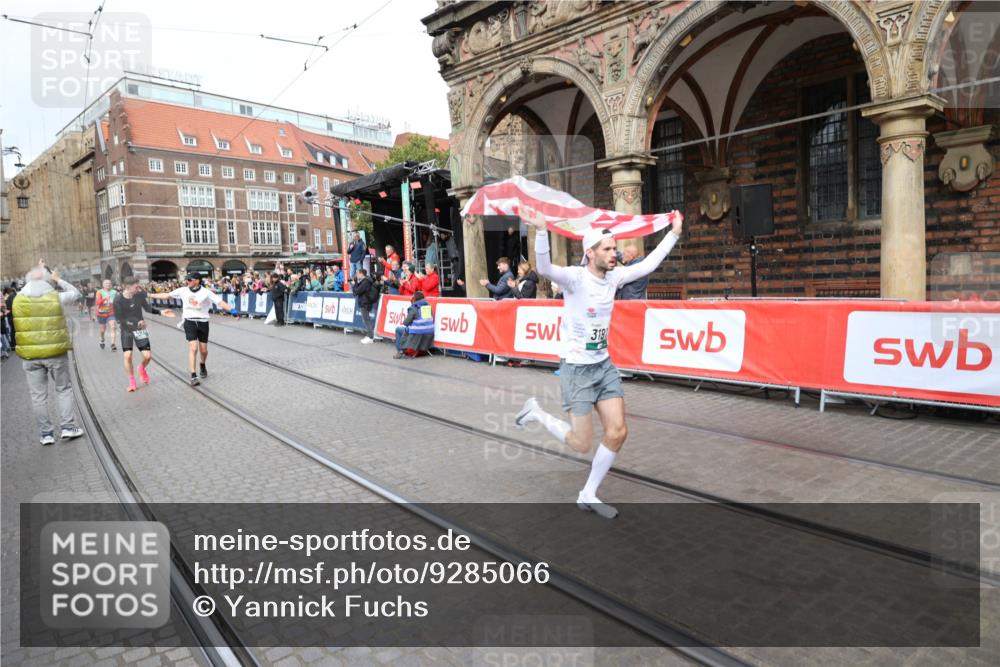 05.10.2025 - 20. swb-Marathon Bremen Yannick Fuchs http://msf.ph/oto/9285066 05.10.2025 13:03:05 Ziel 288, 2585, 3197, 3381 meine-sportfotos.de