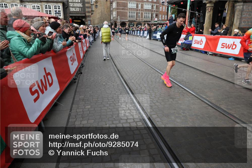 05.10.2025 - 20. swb-Marathon Bremen Yannick Fuchs http://msf.ph/oto/9285074 05.10.2025 13:03:09 Ziel 45, 288, 2141, 2585, 3197, 3381, 4629 meine-sportfotos.de