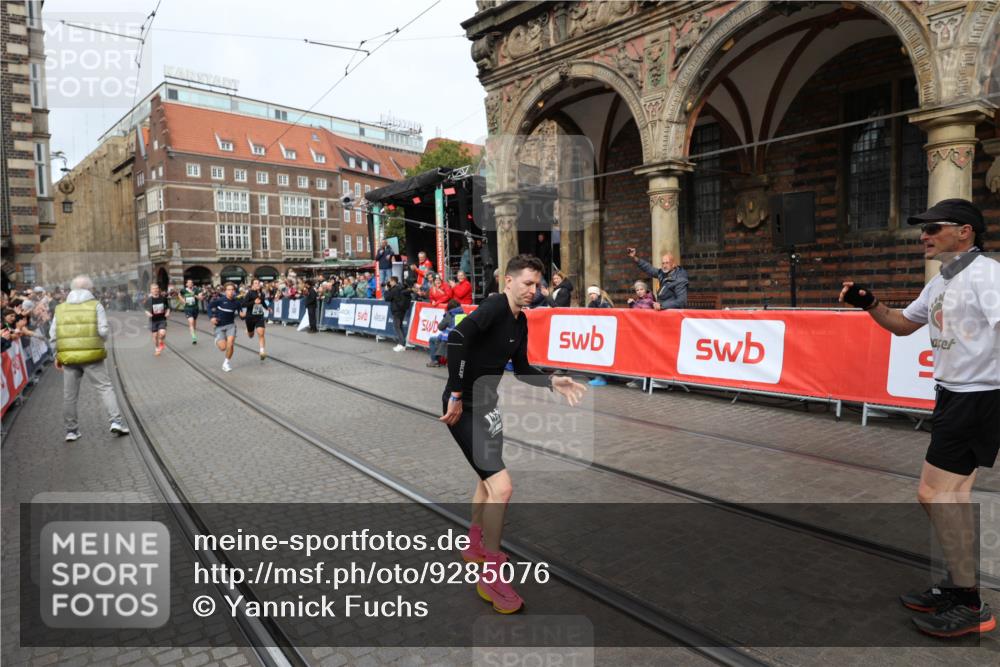 05.10.2025 - 20. swb-Marathon Bremen Yannick Fuchs http://msf.ph/oto/9285076 05.10.2025 13:03:10 Ziel 45, 288, 2141, 2585, 2939, 3197, 3381, 4629 meine-sportfotos.de