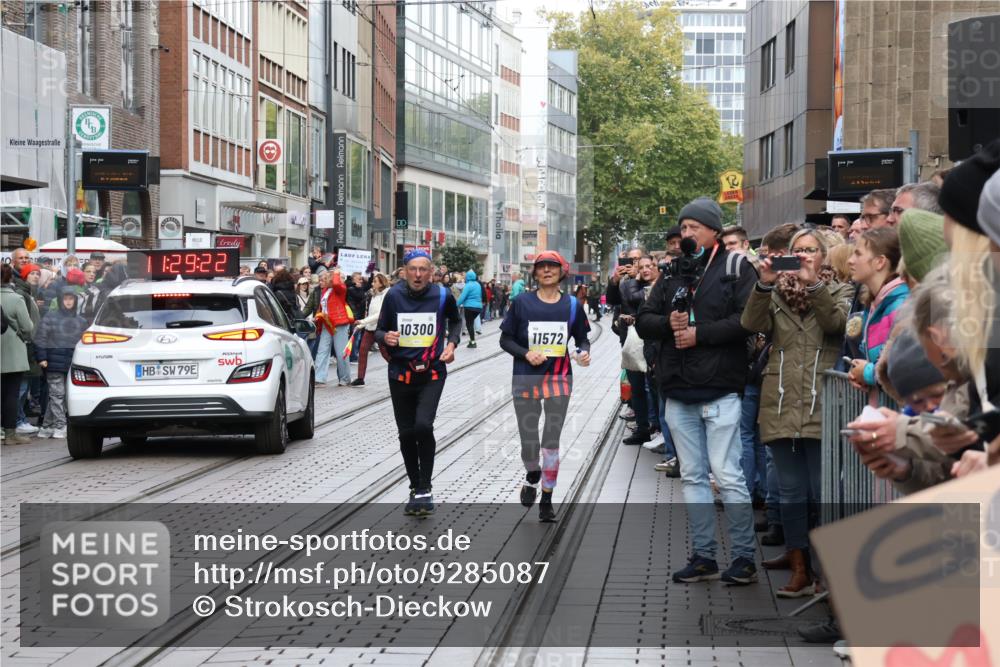 05.10.2025 - 20. swb-Marathon Bremen Strokosch-Dieckow http://msf.ph/oto/9285087 05.10.2025 11:29:22 Ziel 10401, 11572, 10401, 11572 meine-sportfotos.de