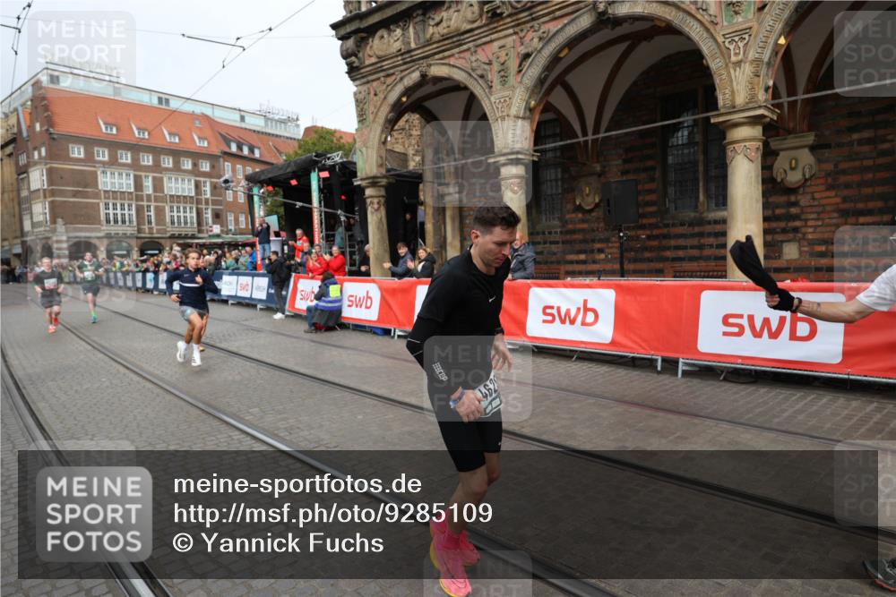 05.10.2025 - 20. swb-Marathon Bremen Yannick Fuchs http://msf.ph/oto/9285109 05.10.2025 13:03:11 Ziel 45, 2141, 2585, 2939, 3197, 3381, 4629 meine-sportfotos.de