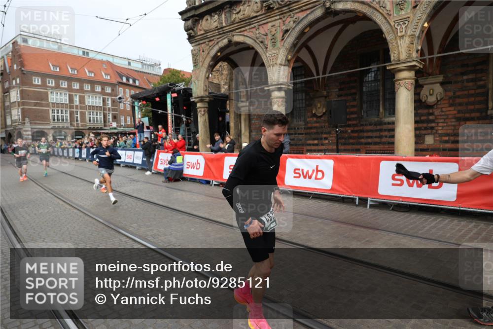 05.10.2025 - 20. swb-Marathon Bremen Yannick Fuchs http://msf.ph/oto/9285121 05.10.2025 13:03:11 Ziel 45, 2141, 2585, 2939, 3197, 3381, 4629 meine-sportfotos.de