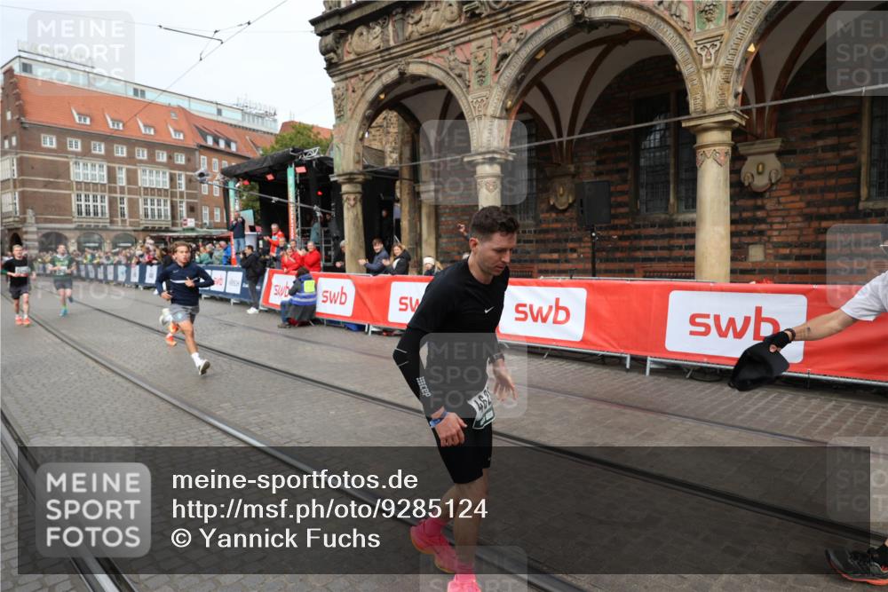 05.10.2025 - 20. swb-Marathon Bremen Yannick Fuchs http://msf.ph/oto/9285124 05.10.2025 13:03:11 Ziel 45, 2141, 2585, 2939, 3197, 3381, 4629 meine-sportfotos.de
