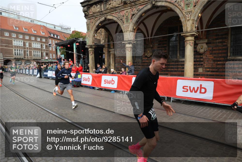 05.10.2025 - 20. swb-Marathon Bremen Yannick Fuchs http://msf.ph/oto/9285141 05.10.2025 13:03:11 Ziel 45, 2141, 2585, 2939, 3197, 3381, 4629 meine-sportfotos.de