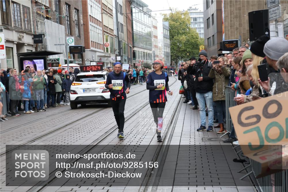 05.10.2025 - 20. swb-Marathon Bremen Strokosch-Dieckow http://msf.ph/oto/9285156 05.10.2025 11:29:24 Ziel 10300, 11572, 10300, 11572 meine-sportfotos.de