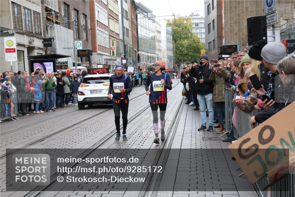 05.10.2025 - 20. swb-Marathon Bremen Strokosch-Dieckow http://msf.ph/oto/9285172 05.10.2025 11:29:24 Ziel 10300, 11572, 10300, 11572 meine-sportfotos.de