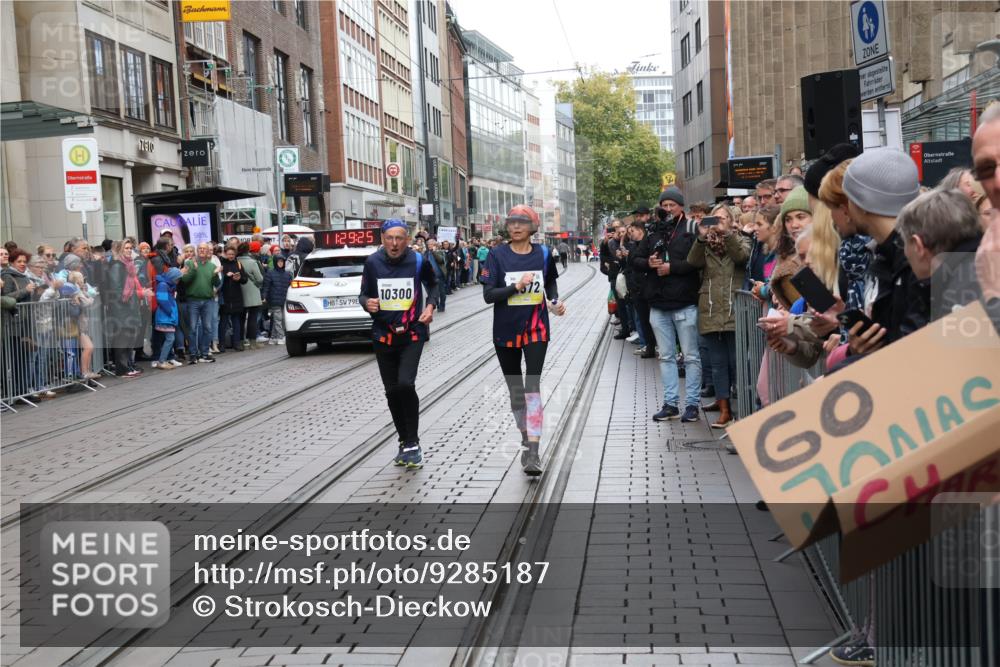 05.10.2025 - 20. swb-Marathon Bremen Strokosch-Dieckow http://msf.ph/oto/9285187 05.10.2025 11:29:24 Ziel 10300, 11572, 10300, 11572 meine-sportfotos.de